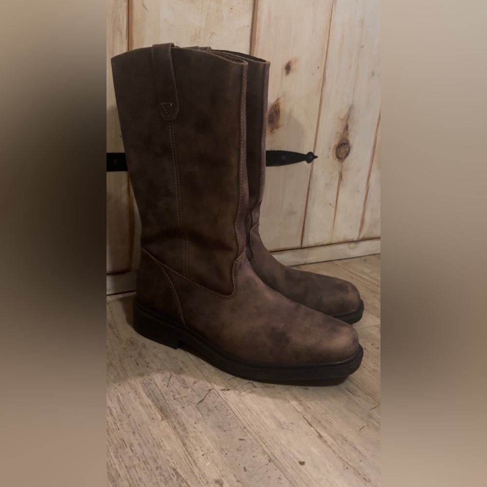 Tall brown blundstones